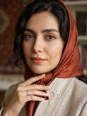 بج مینیمال پروانه بر روی یقه ی پالتو