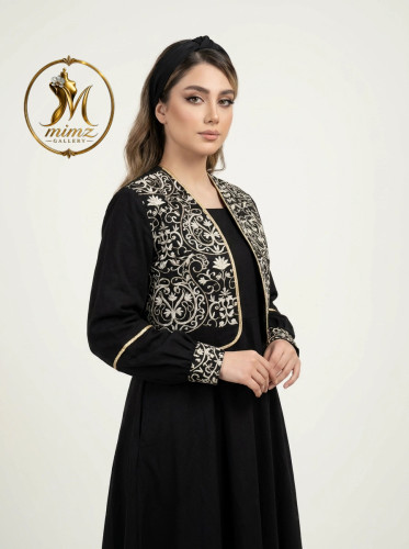 کت کراپ سوزندوزی مشکی لینن با نقش طلایی ومغزی دوزی، ستشده با پیراهن مشکی کلوش